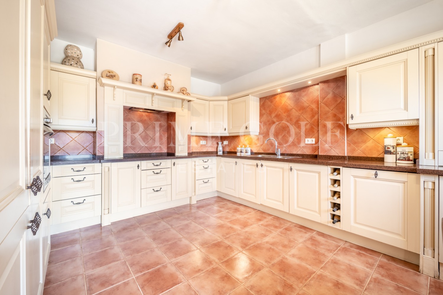 4 bed Villa For Sale in Marbella East, Malaga - thumb 5