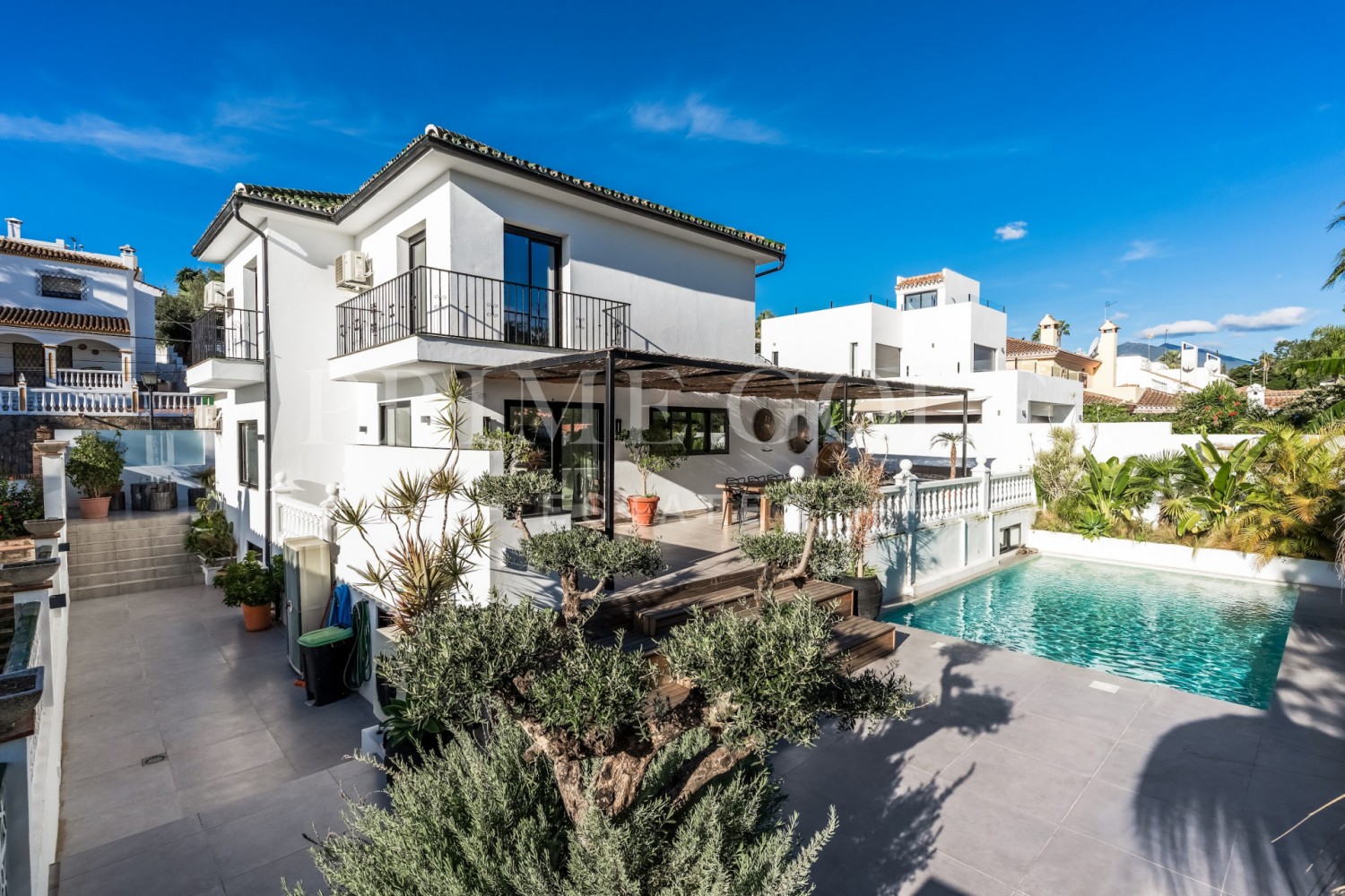 5 bed Villa For Sale in Nueva Andalucia, Malaga - thumb 2