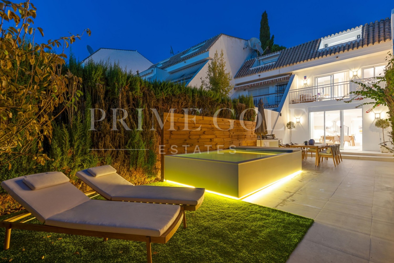 4 bed Townhouse For Sale in Marbella Golden Mile, Malaga - thumb 1