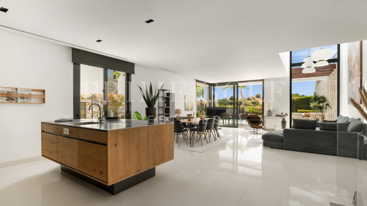 5 bed Villa For Sale in Marbella East, Malaga - thumb 4