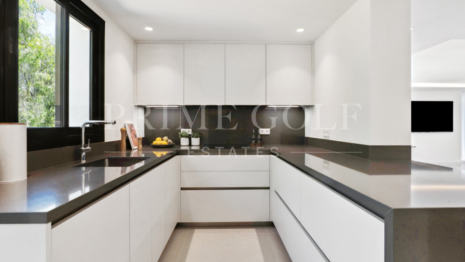 5 bed Villa For Sale in Nueva Andalucia, Malaga - thumb 9