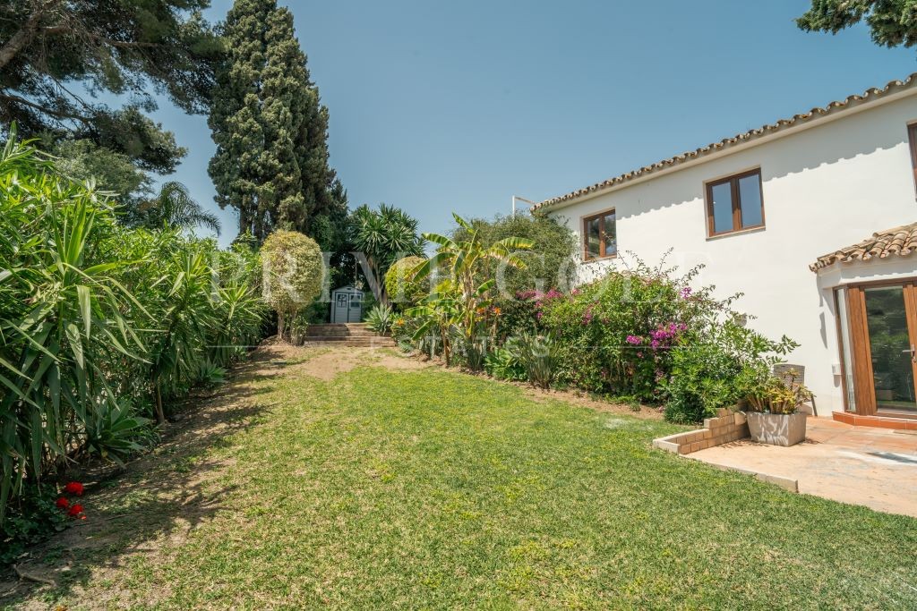 8 bed Villa For Sale in San Pedro de Alcantara, Malaga - thumb 3