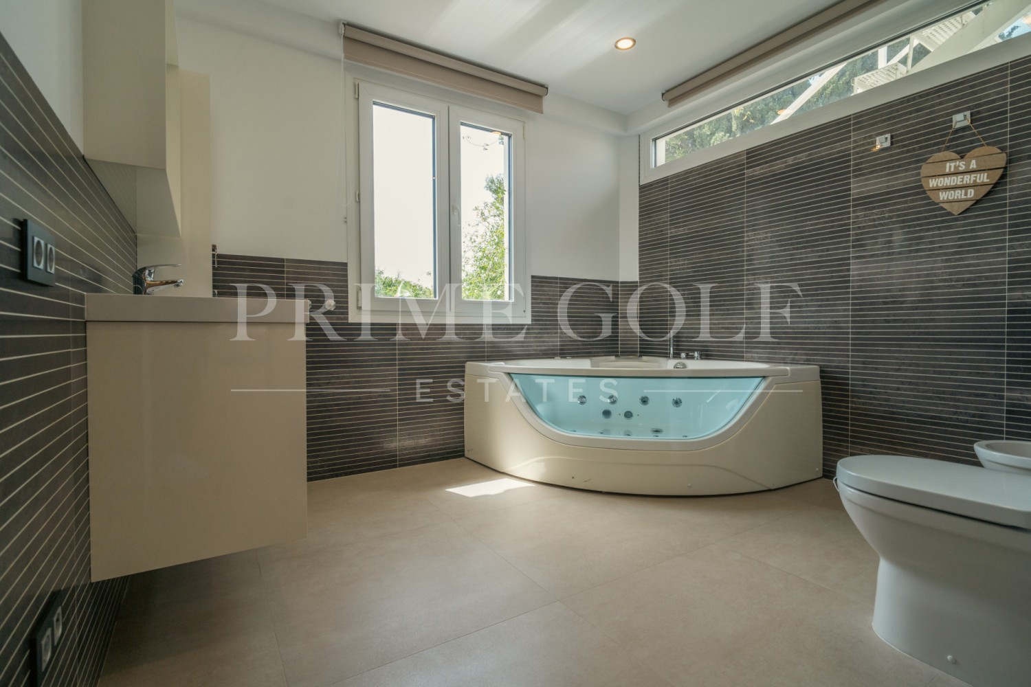 8 bed Villa For Sale in San Pedro de Alcantara, Malaga - thumb 8