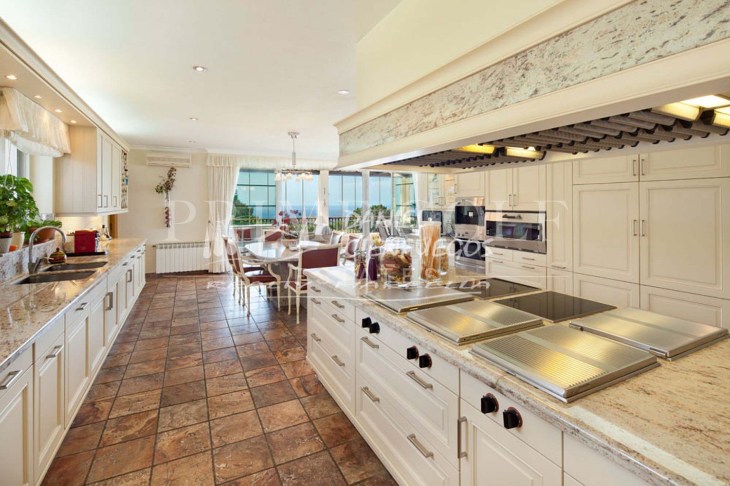 8 bed Villa For Sale in Marbella East, Malaga - thumb 3