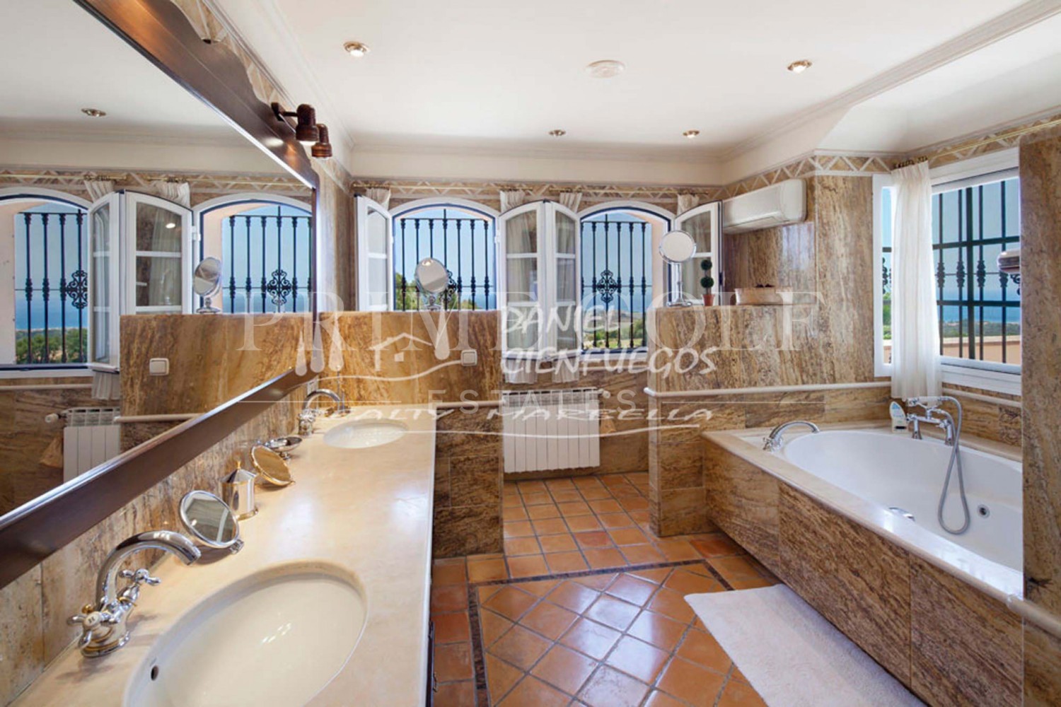 8 bed Villa For Sale in Marbella East, Malaga - thumb 10