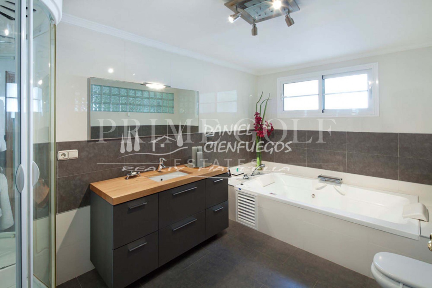 8 bed Villa For Sale in Marbella East, Malaga - thumb 16