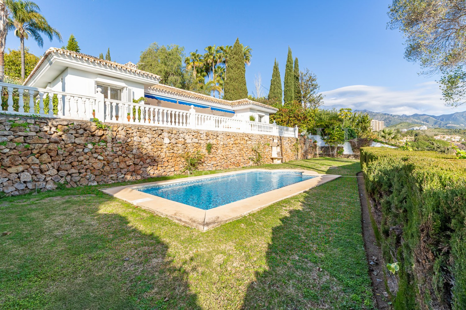 4 bed Villa For Sale in Marbella East, Malaga - thumb 1