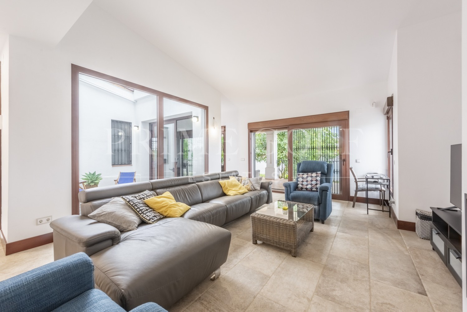 5 bed Villa For Sale in San Pedro de Alcantara, Malaga - thumb 3