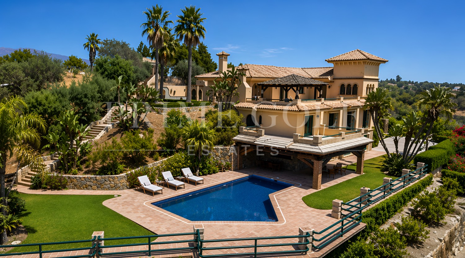 6 bed Villa For Sale in Estepona, Malaga - thumb 1