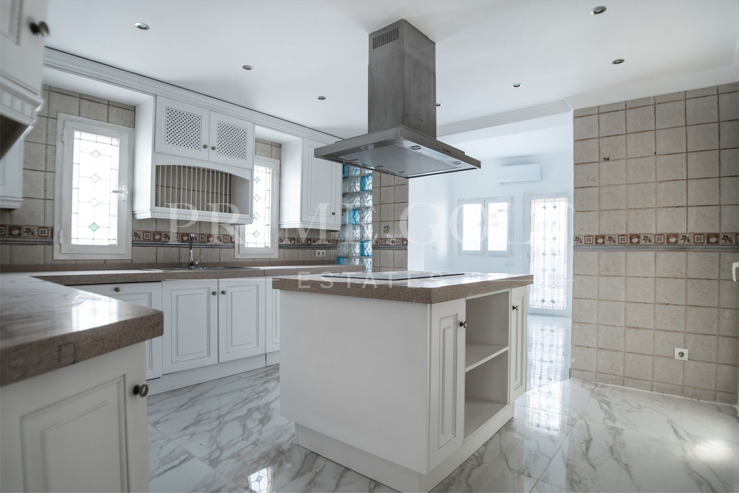 4 bed Villa For Sale in Nueva Andalucia, Malaga - thumb 11