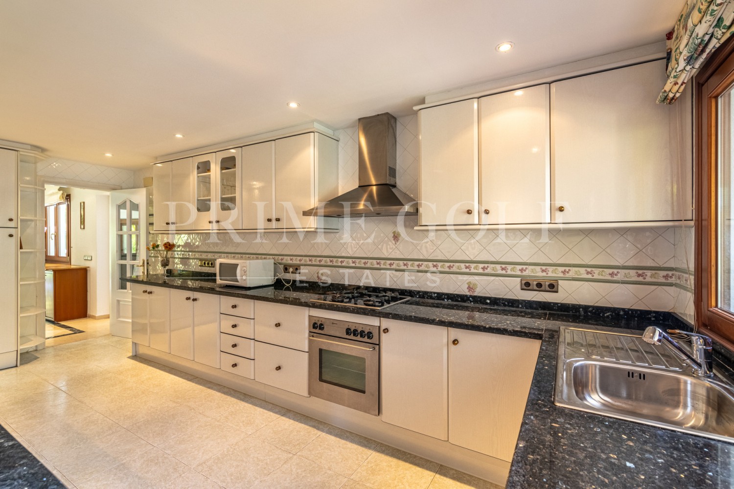 5 bed Chalet For Sale in Estepona, Malaga - thumb 3