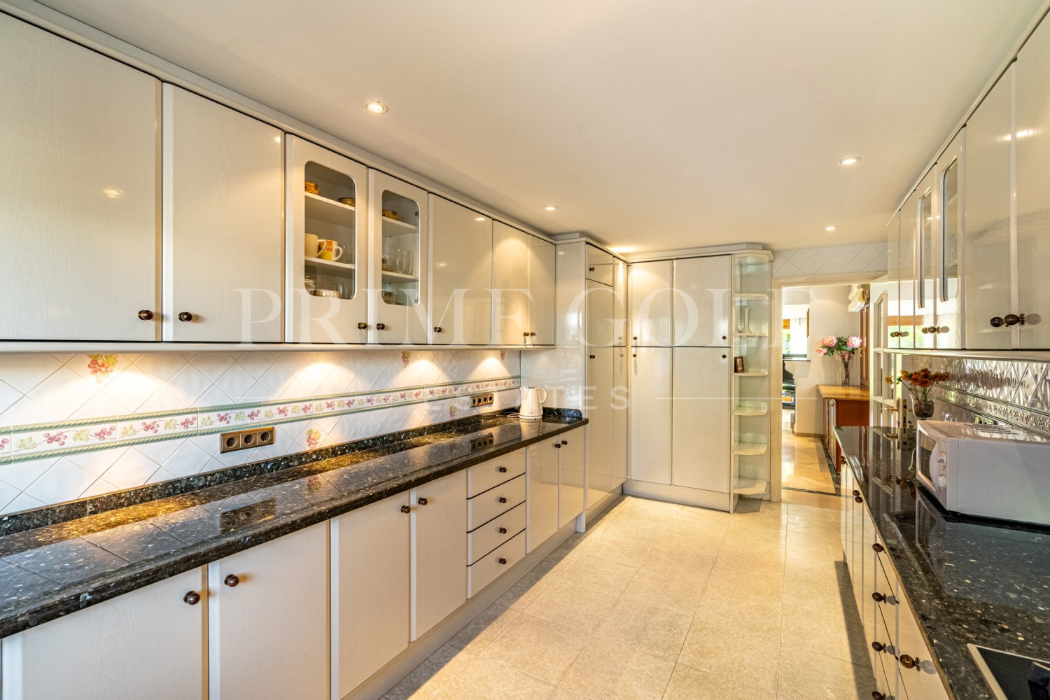 5 bed Chalet For Sale in Estepona, Malaga - thumb 4