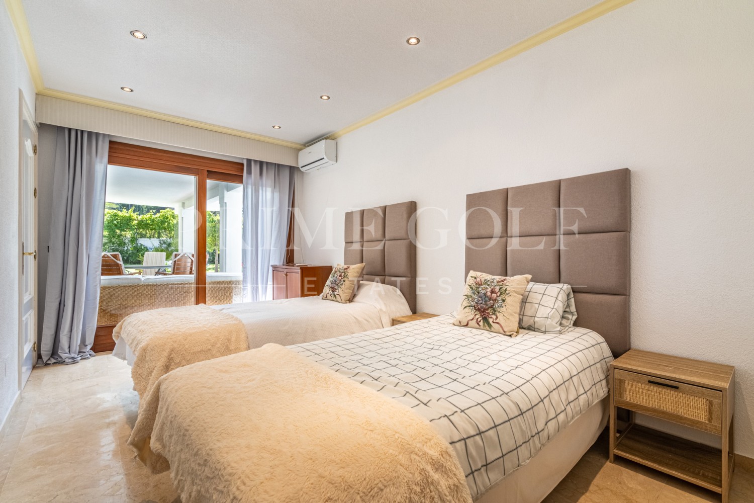 5 bed Chalet For Sale in Estepona, Malaga - thumb 11