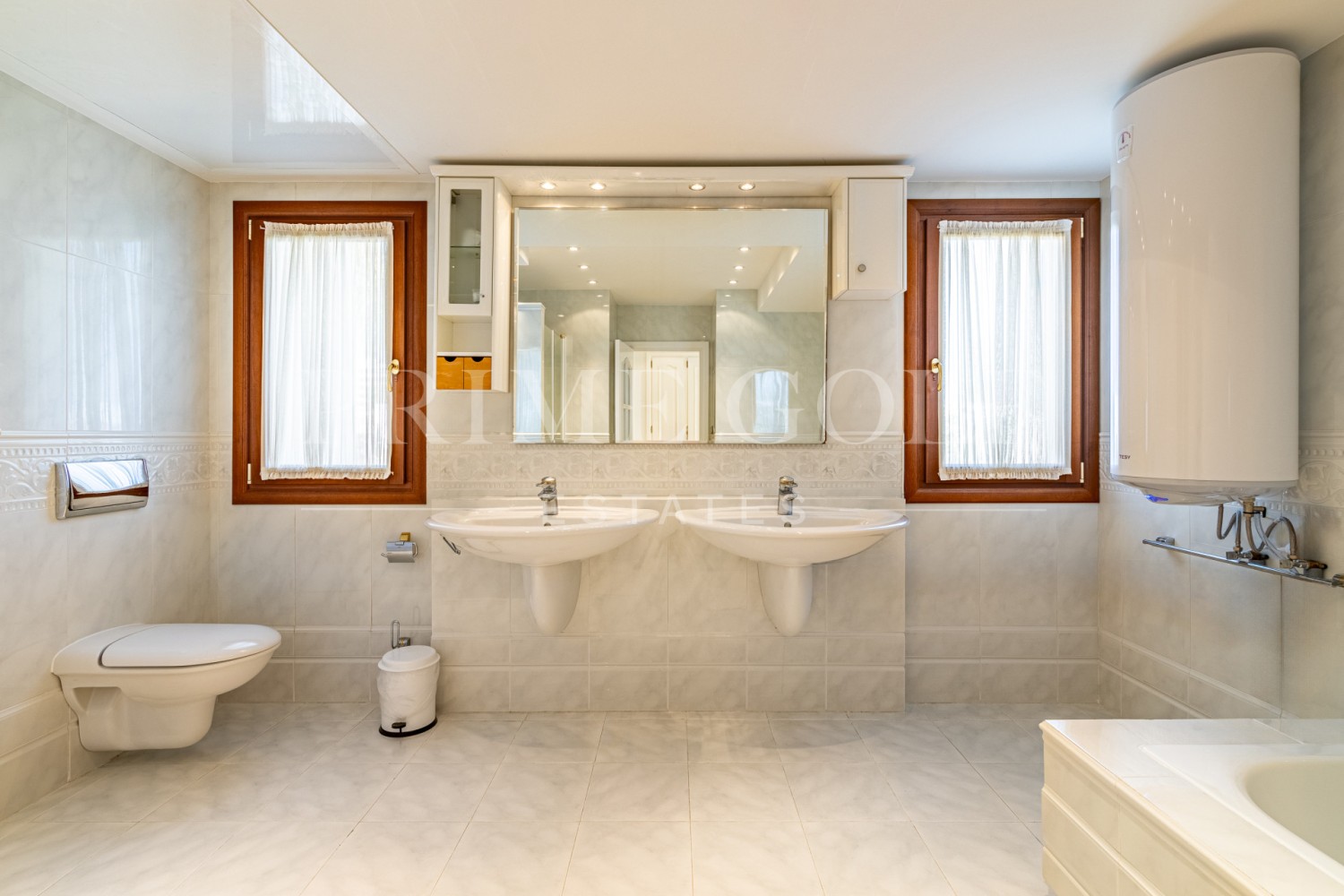 5 bed Chalet For Sale in Estepona, Malaga - thumb 25