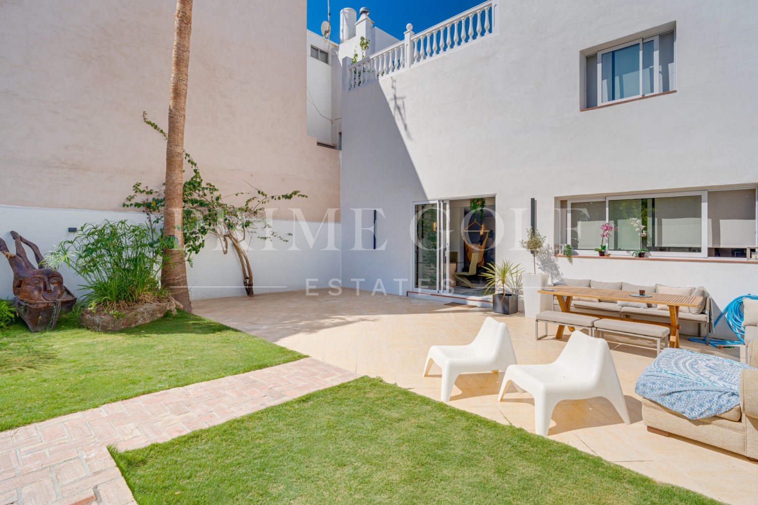 5 bed Townhouse For Sale in Estepona, Malaga - thumb 1