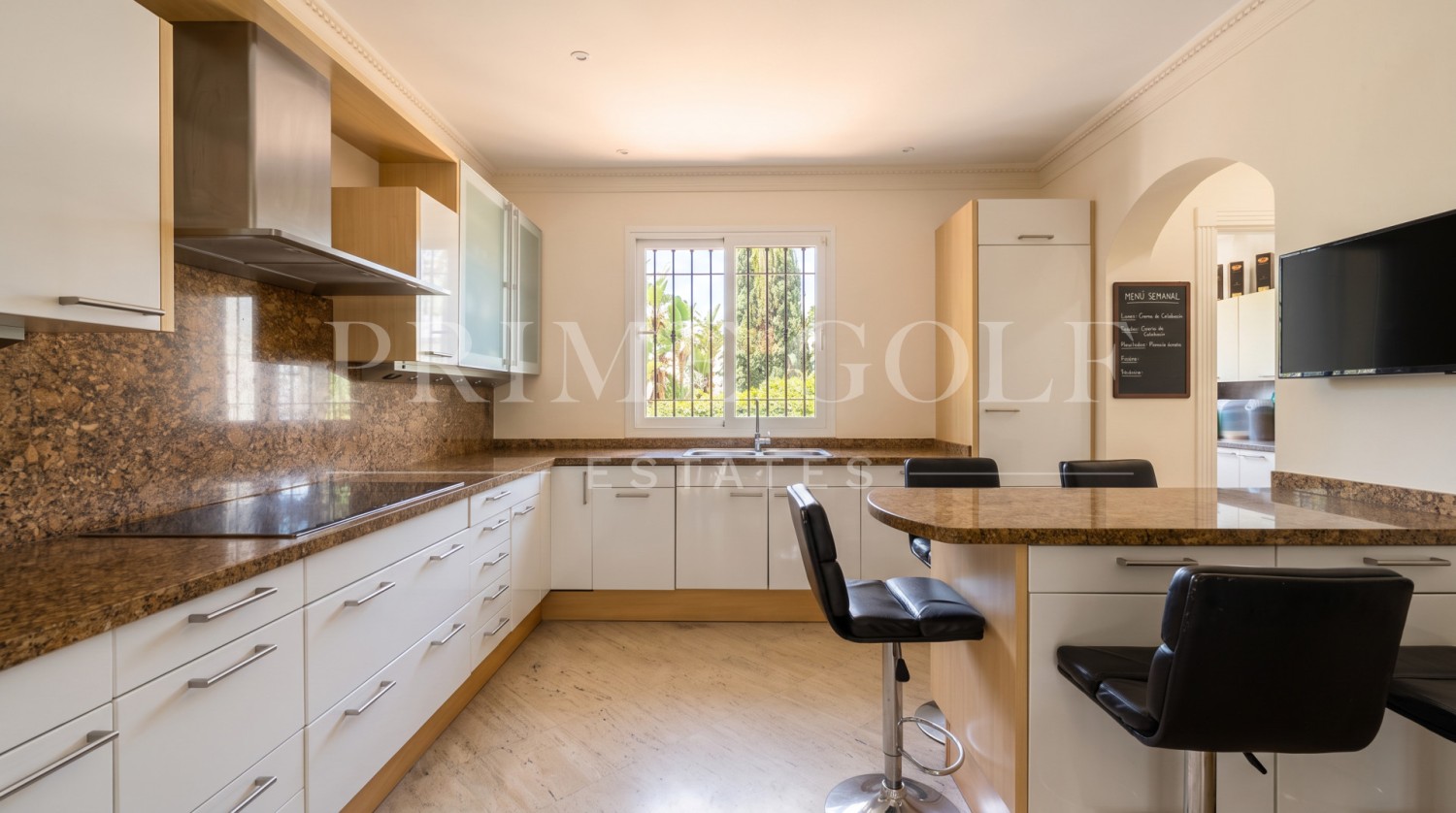 4 bed Villa For Sale in Nueva Andalucia, Malaga - thumb 10