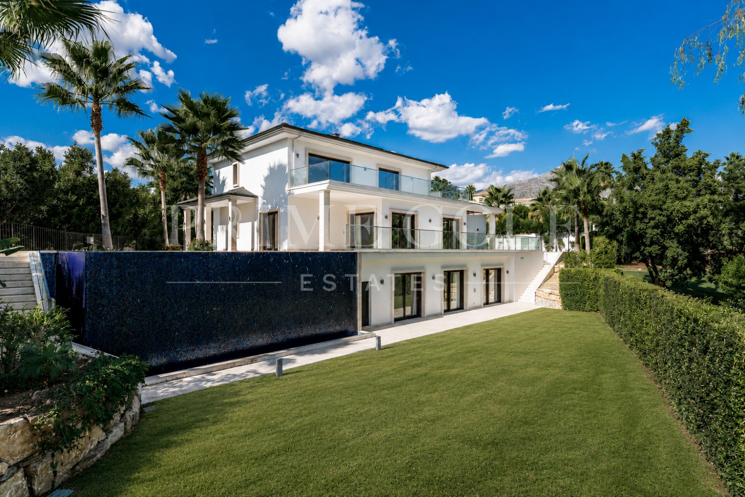 5 bed Villa For Sale in Nueva Andalucia, Malaga - thumb 1