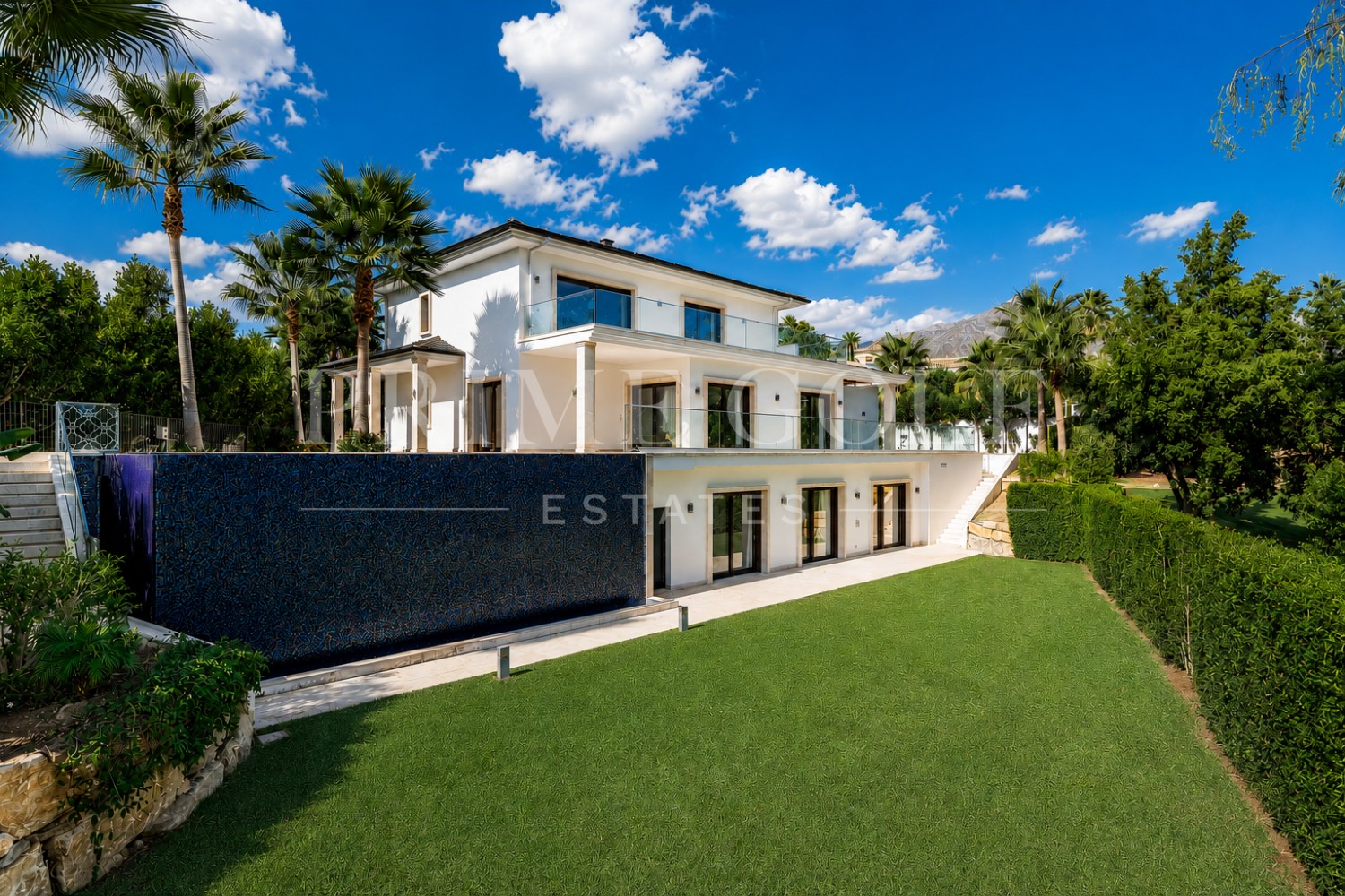 5 bed Villa For Sale in Nueva Andalucia, Malaga - thumb 1