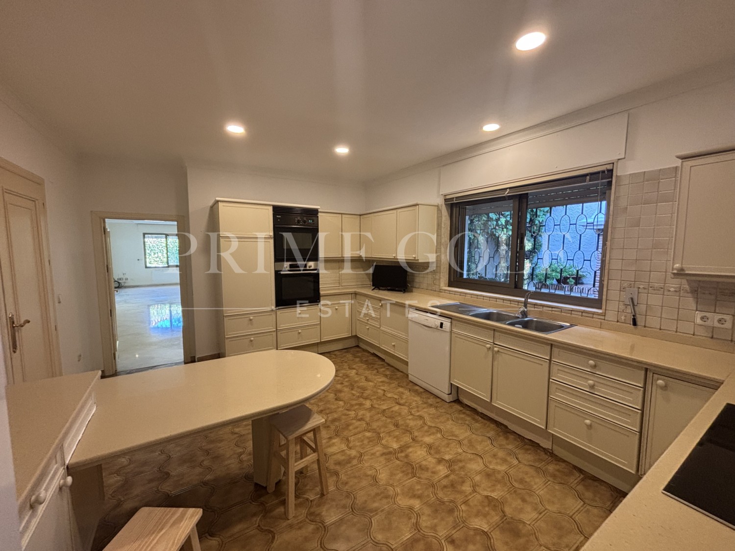 5 bed Villa For Sale in Marbella East, Malaga - thumb 16