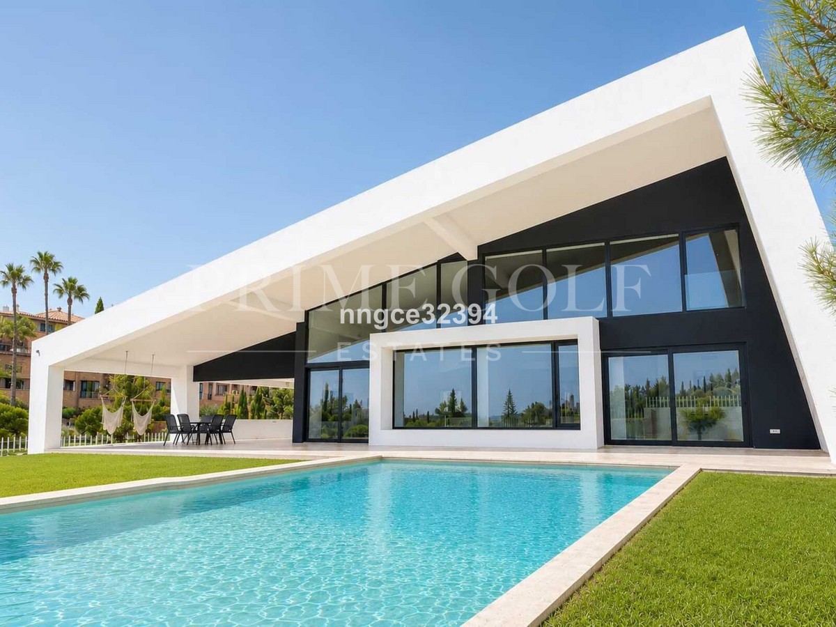 5 bed Villa For Sale in Estepona, Malaga - thumb 1