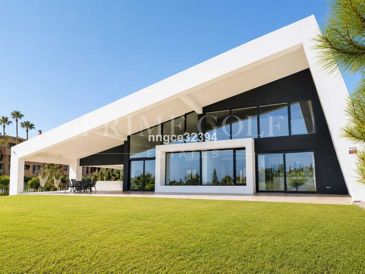 5 bed Villa For Sale in Estepona, Malaga - thumb 3