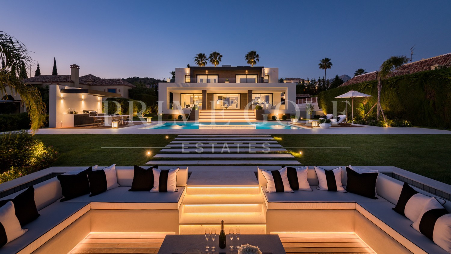 6 bed Villa For Sale in Nueva Andalucia, Malaga - thumb 1
