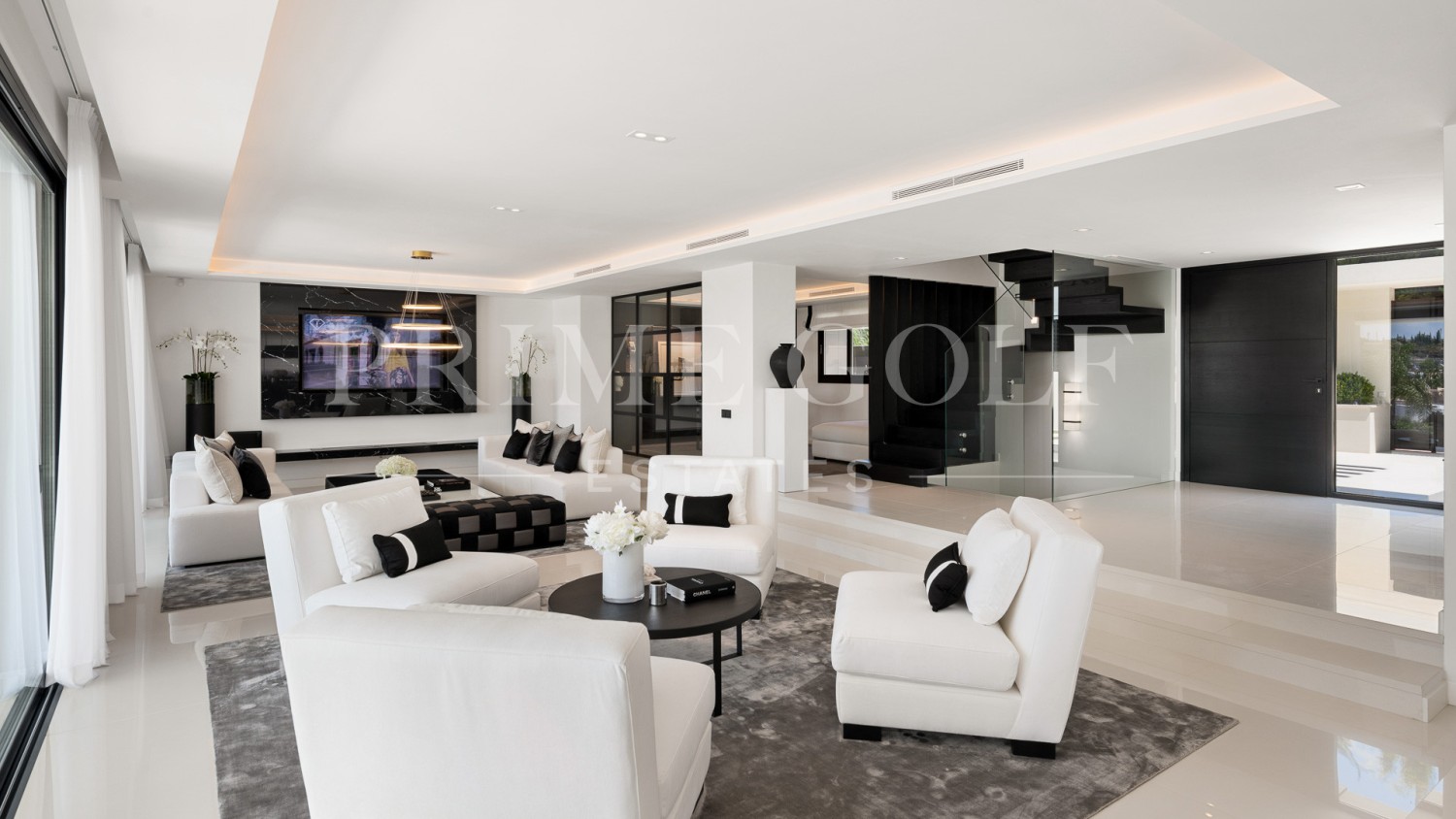 6 bed Villa For Sale in Nueva Andalucia, Malaga - thumb 50