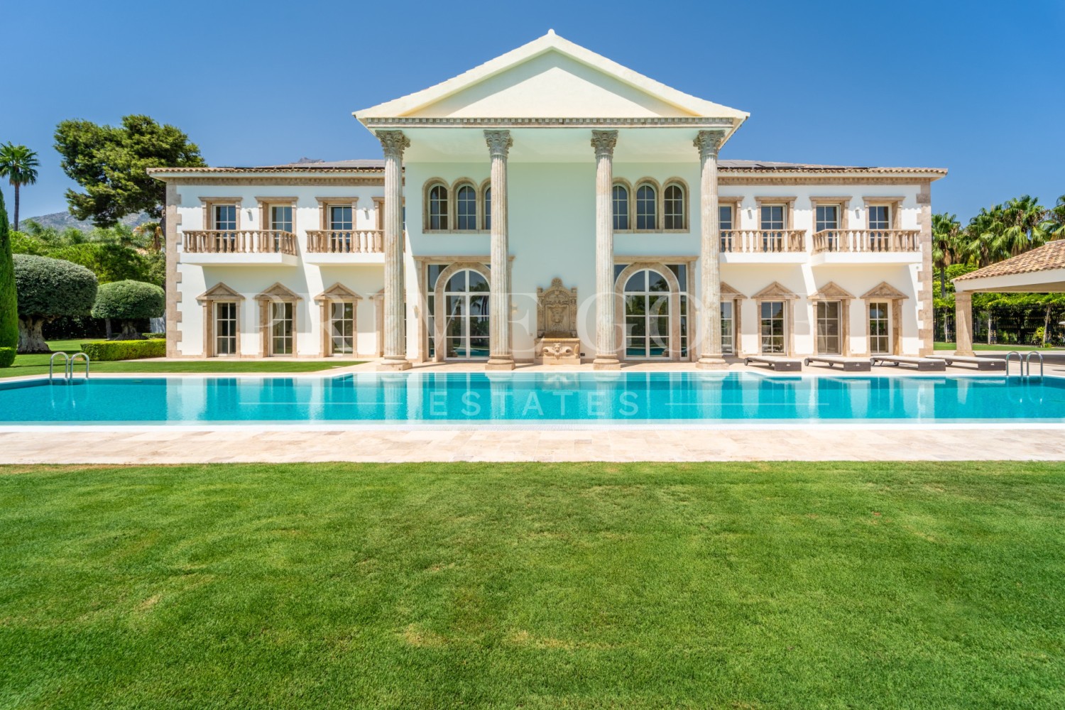 10 bed Villa For Sale in Marbella Golden Mile, Malaga - thumb 4